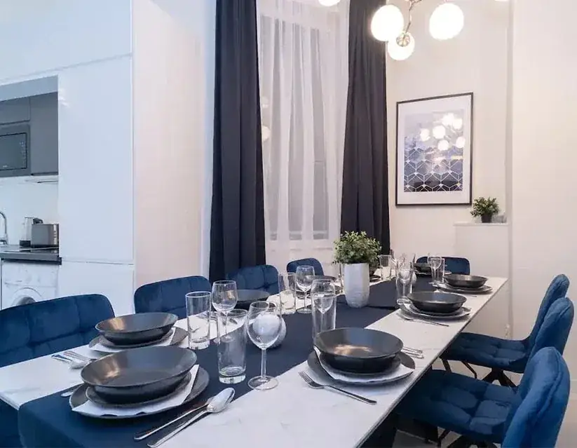 Megterített étkezőasztal hat személyre